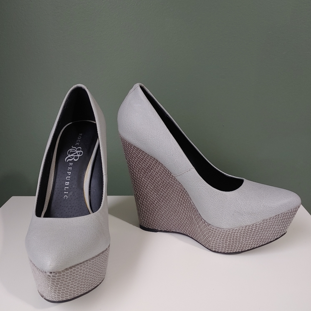Rock & Republic wedges